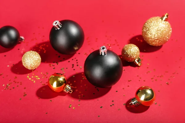 Diferentes Bolas Navidad Brillantes Con Confeti Sobre Fondo Color — Foto de Stock