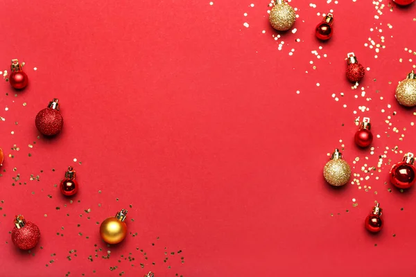 Různé Jasné Vánoční Koule Konfety Barevném Pozadí — Stock fotografie