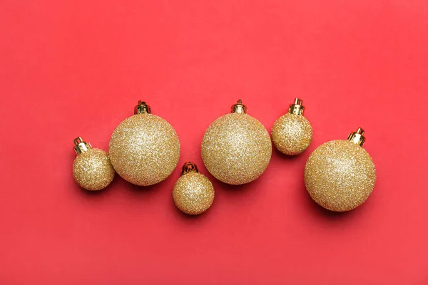 色の背景に明るいクリスマスボール — ストック写真