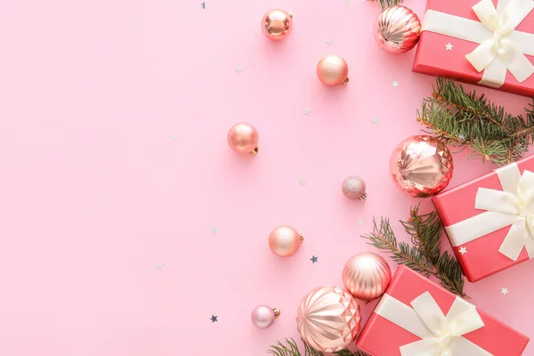 Komposition Mit Weihnachtsgeschenkschachteln Kugeln Und Tannenzweigen Auf Rosa Hintergrund — Stockfoto