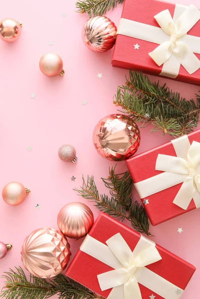 Pembe Arka Planda Noel Hediye Kutuları Toplar Köknar Dallarıyla Kompozisyon — Stok fotoğraf