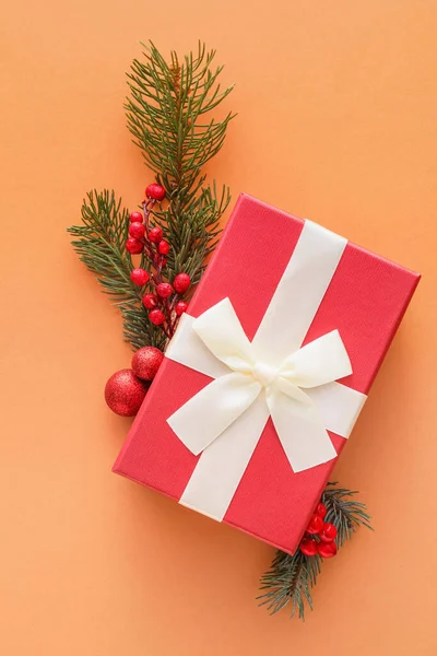 彩色背景的圣诞礼品盒 彩蛋和冷杉枝条的组合 — 图库照片