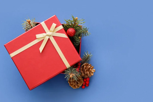 蓝色背景的圣诞礼品盒 圆锥和冷杉枝的构图 — 图库照片