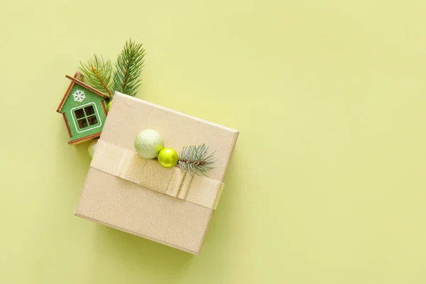 Skład Pudełka Świąteczne Prezent Model Domu Gałązki Jodły Tle Koloru — Zdjęcie stockowe