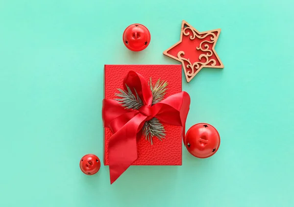 Композиція Різдвяною Подарунковою Коробкою Кульками Ялиновими Гілками Кольоровому Фоні — стокове фото