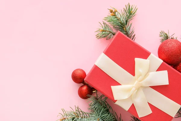 粉红背景的圣诞礼盒 彩蛋及冷杉枝的构图 — 图库照片