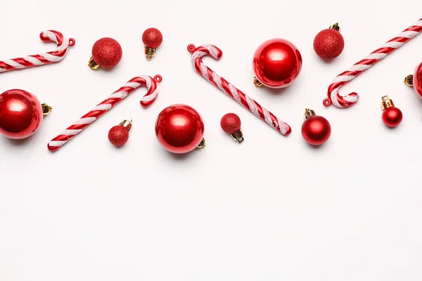 Beyaz Arka Planda Güzel Noel Süslemeleri Olan Kompozisyon — Stok fotoğraf