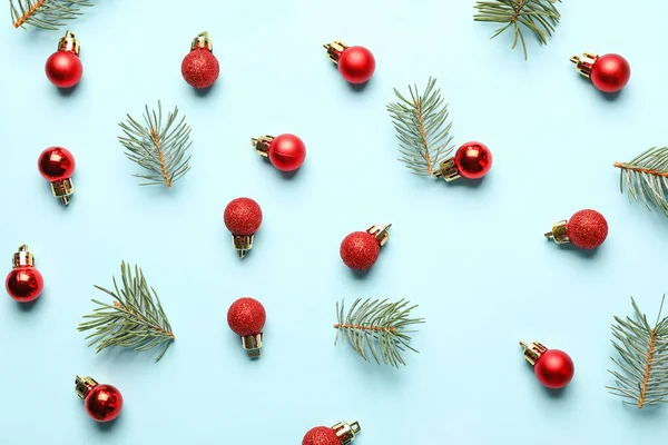 Kırmızı Noel Baloları Mavi Arka Planda Köknar Dalları — Stok fotoğraf
