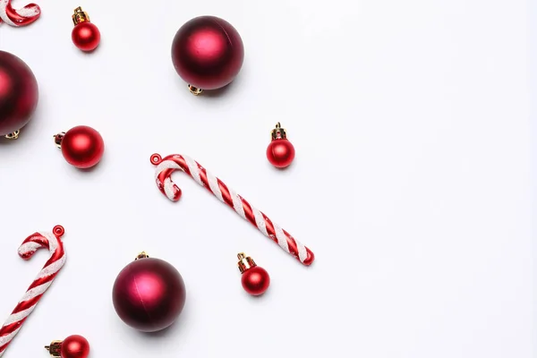 Beyaz Arka Planda Farklı Noel Süslemeleri Olan Kompozisyon — Stok fotoğraf