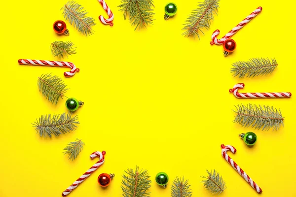Ramka Wykonana Gałązek Jodły Świąteczne Dekoracje Żółtym Tle — Zdjęcie stockowe