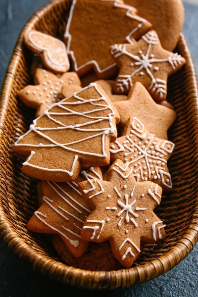 Korb Mit Süßen Weihnachtslebkuchen Auf Schwarzem Hintergrund — Stockfoto