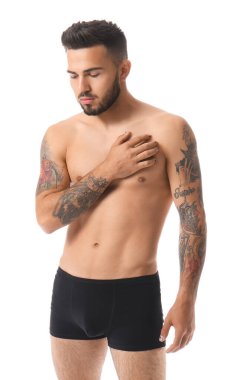 Beyaz arka planda iç çamaşırlı yakışıklı bir genç.