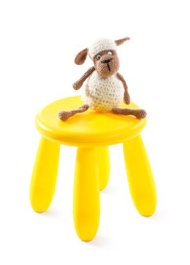 Beyaz arkaplanda oyuncağı olan tabure