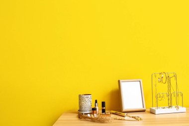 Masada güzel mücevherler ve kozmetik ürünleri organizatörü