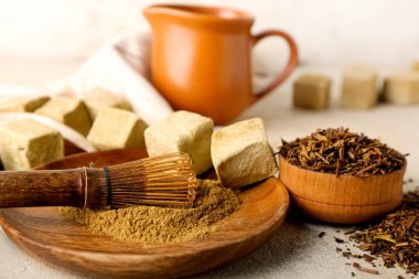 Tabakta hojicha yeşil çay, chasen ve marşmelov, yakın plan.