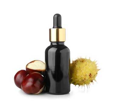 Beyaz arka planda bir şişe kestane yağı