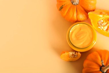 Maske kavanozu ve renkli arkaplanda olgun kabaklar