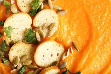 Lezzetli balkabağı kremalı çorba ve kızarmış ekmek, yakın plan.