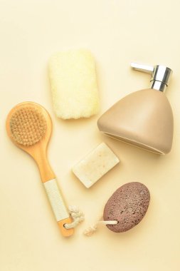 Ayak masajı için renk arka planına göre banyo malzemeleri.