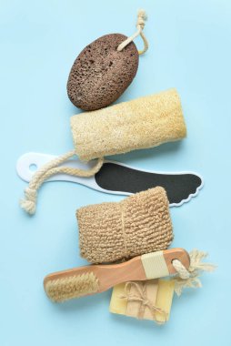 Mavi arka planda ayak masajı için banyo malzemeleri.