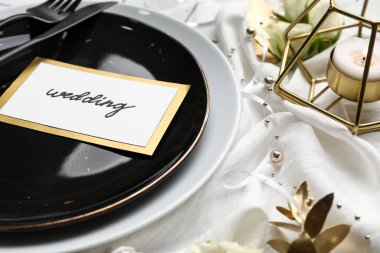 Düğün davetiyeli güzel masa, yakın plan.