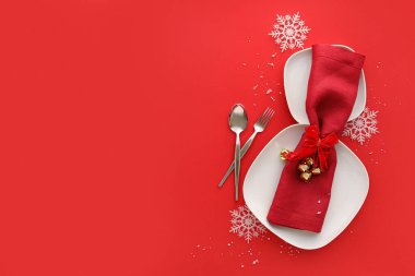 Kırmızı arkaplanlı güzel bir Noel masası.