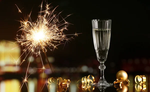 Bicchiere Champagne Luce Natale Sfondo Scuro — Foto Stock