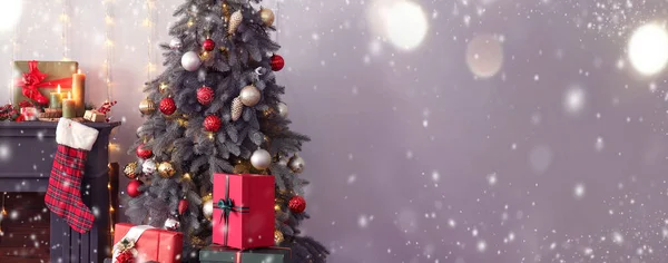 Mooie Kerstboom Buurt Van Ingerichte Open Haard Woonkamer — Stockfoto