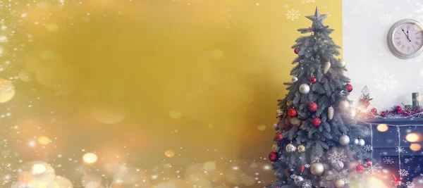 Mooie Kerstboom Buurt Van Ingerichte Open Haard Woonkamer — Stockfoto