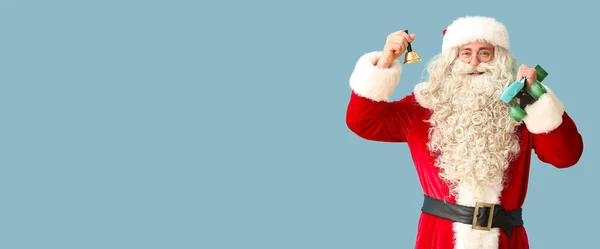 Santa Claus Con Campana Navidad Monopatín Sobre Fondo Azul Con —  Fotos de Stock