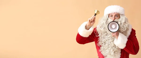 Санта Клаус Мегафоном Рождественским Колоколом Бежевом Фоне Пространством Текста — стоковое фото