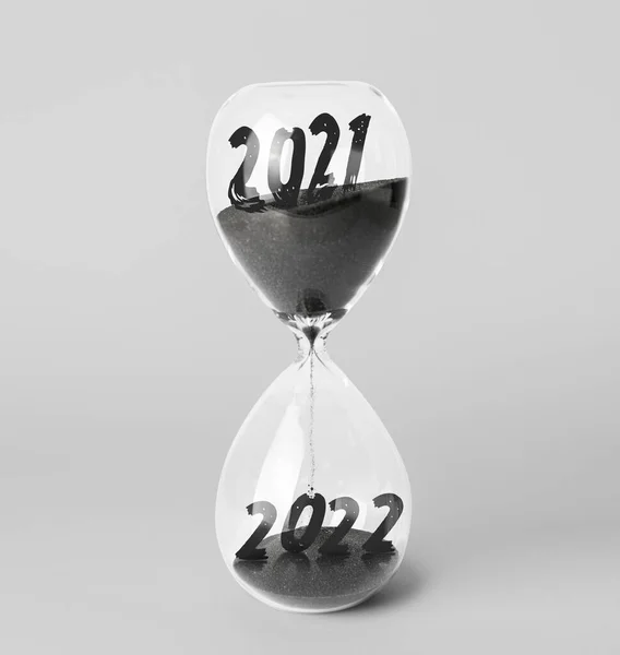 Timglas Med Sand Och Figurer 2021 Och 2022 Grå Bakgrund — Stockfoto