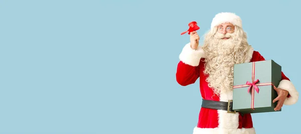 Santa Claus Con Campana Navidad Regalo Sobre Fondo Azul Con —  Fotos de Stock