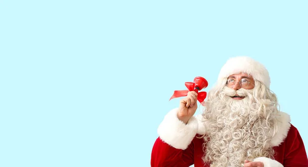 Santa Claus Con Campana Navidad Sobre Fondo Azul Con Espacio —  Fotos de Stock