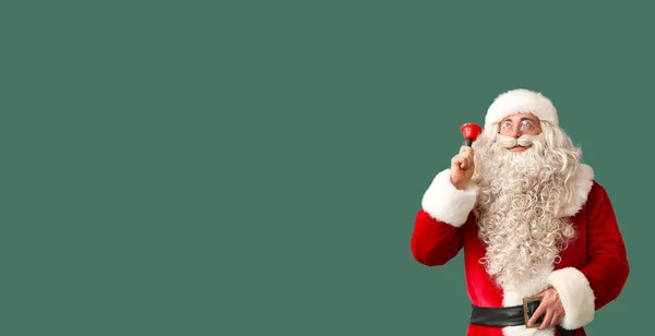 Санта Клаус Рождественским Колокольчиком Зеленом Фоне Пространством Текста — стоковое фото