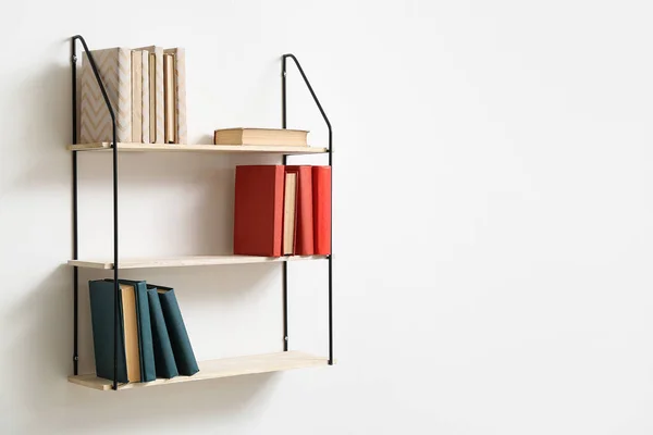 Moderne Planken Met Boeken Hangend Aan Een Lichtmuur — Stockfoto