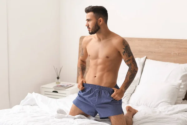 Sexy Junger Mann Unterwäsche Auf Dem Bett — Stockfoto