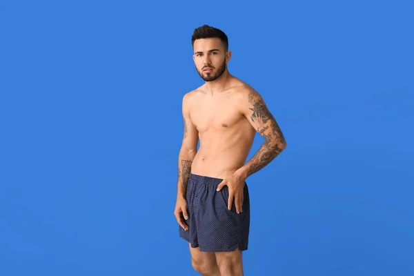 Stilig Ung Man Underkläder Färg Bakgrund — Stockfoto