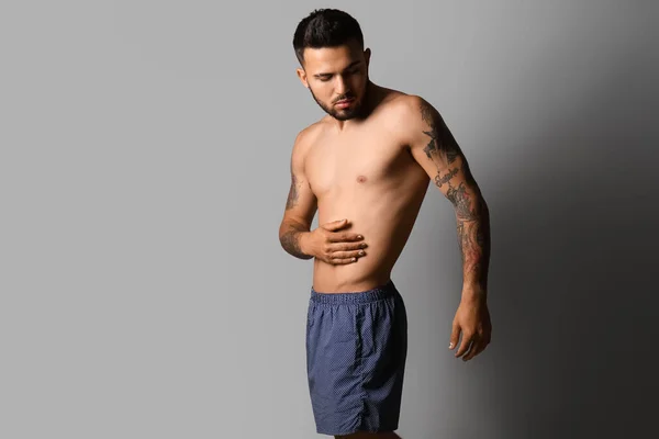 Schöner Junger Mann Unterwäsche Auf Grauem Hintergrund — Stockfoto