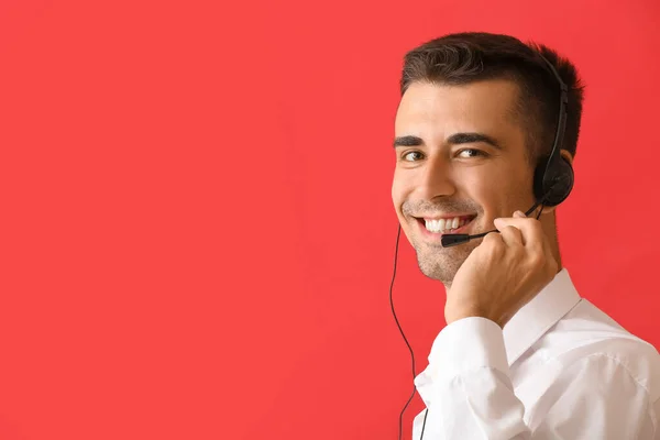 Respondiendo Consultor Masculino Call Center Con Auriculares Sobre Fondo Rojo —  Fotos de Stock