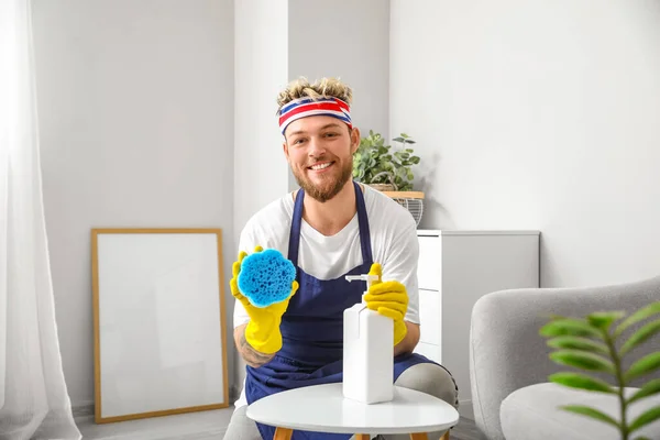 Guapo Joven Vertiendo Detergente Esponja Limpieza Casa — Foto de Stock