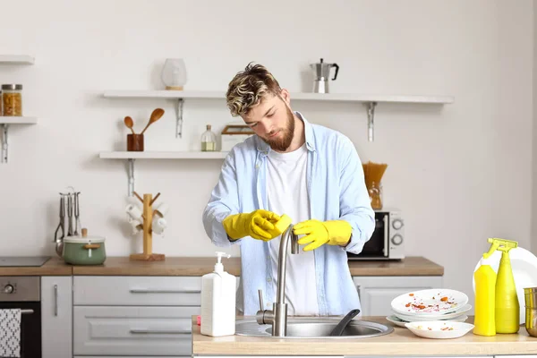 Schöner Junger Mann Mit Schwamm Reinigt Spüle Wasserhahn Küche — Stockfoto