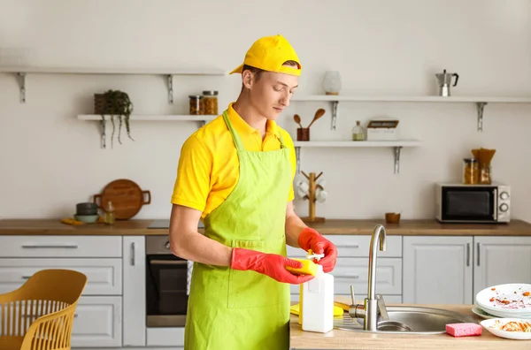 Jovem Derramando Detergente Esponja Cozinha — Fotografia de Stock