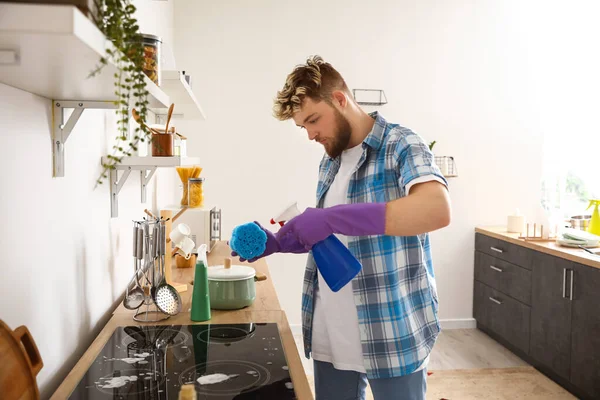 Mutfakta Sünger Temizleme Sobasıyla Yakışıklı Genç Bir Adam — Stok fotoğraf