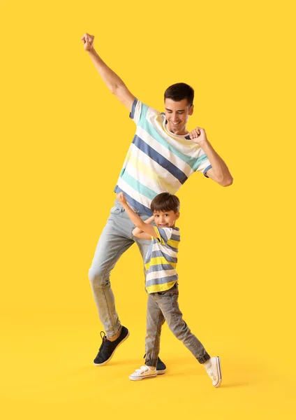 Taniec Człowiek Jego Mały Syn Tle Koloru — Zdjęcie stockowe