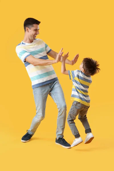 Bailando Hombre Pequeño Hijo Sobre Fondo Color — Foto de Stock