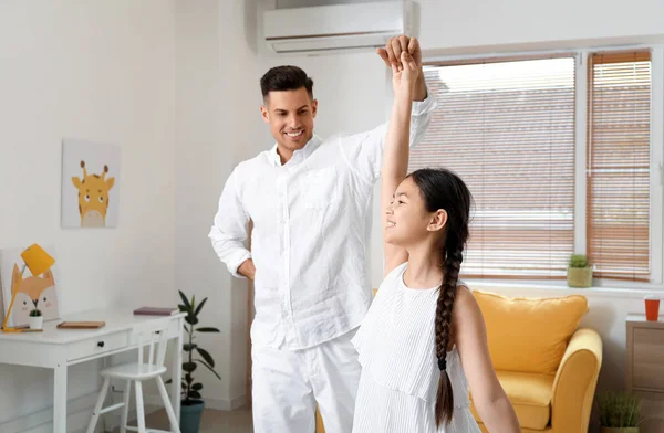 Man His Little Daughter Dancing Home — Stock Photo, Image