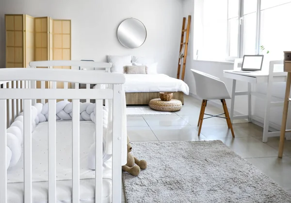 Interior Del Dormitorio Luminoso Con Cuna Blanca Lugar Trabajo Moderno —  Fotos de Stock