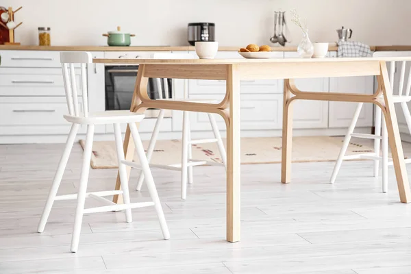 현대식 주방에 탁자와 의자들 — 스톡 사진