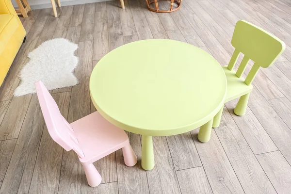 테이블 의자가 어린이 — 스톡 사진